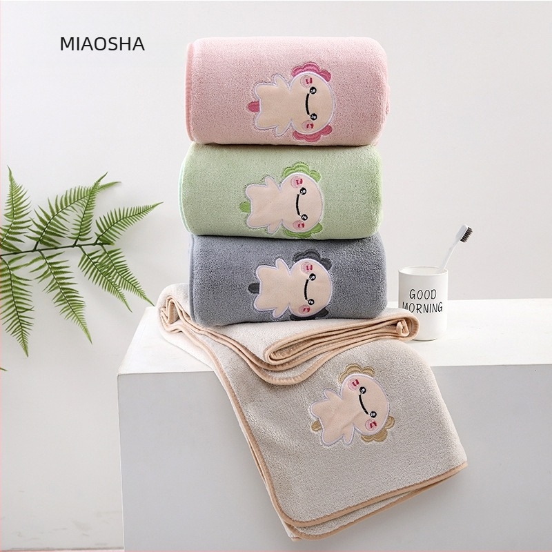 Broderált korall fleece fürdőlepedő, vastított, 150D, 400–500 g, hímzés, hajtás, egyszerű szövés, testreszabás elérhető