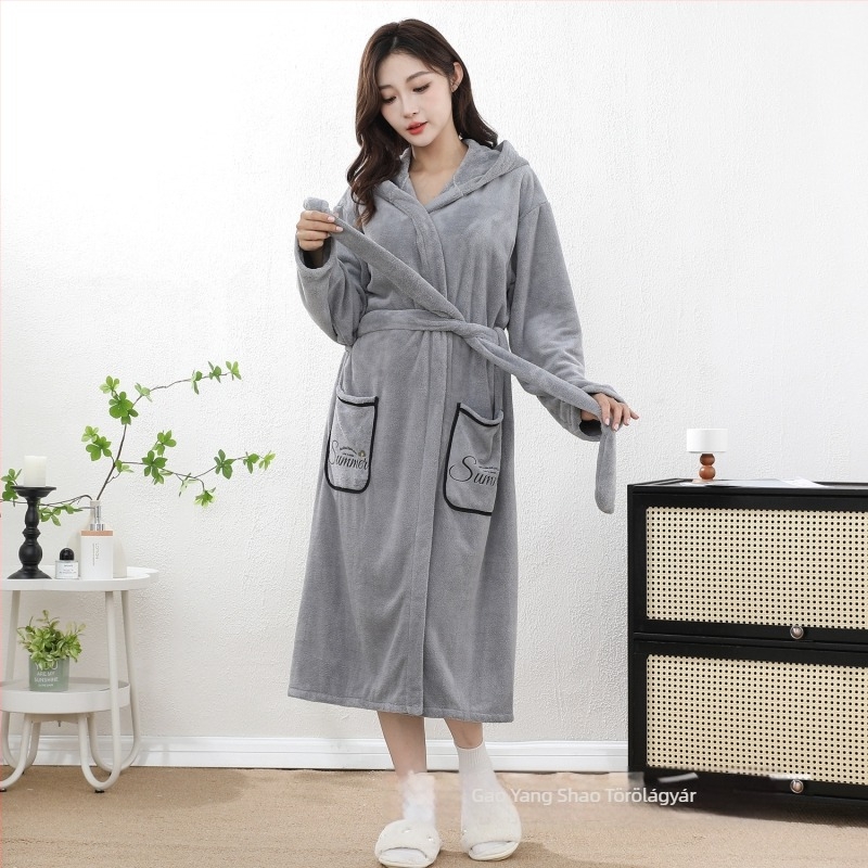 Viselhető hosszú kapucnis fürdőköntös korall fleece-ből, nedvszívó, gyorsan száradó, 150d fonal, súly 300–400 g, hímzés, varrás, sima szövés