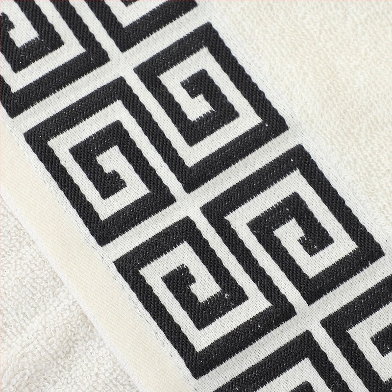Pamut fürdőlepedő, vastag, nagy törölköző otthonra és strandra, 300–400 g, fonal 32S/14S, szövés: jacquard és sima; befejezés: varrás