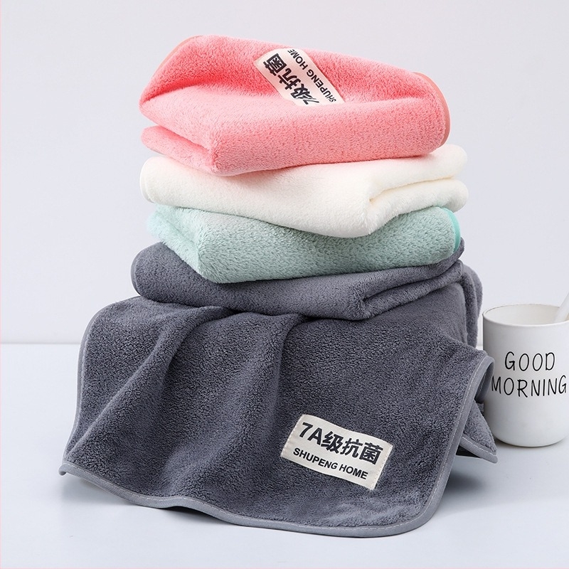Koral fleece fürdőlepedő otthonra — vastag és nedvszívó; súly 200–300 g, 150d szál, jacquard felület hímzéssel és hajlítással