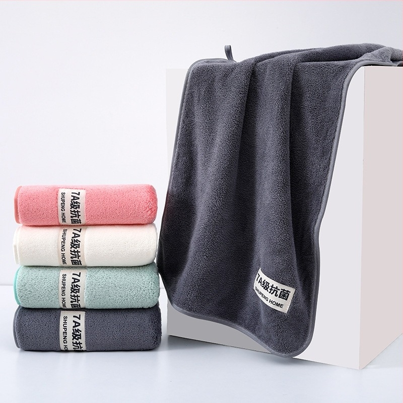 Koral fleece fürdőlepedő otthonra — vastag és nedvszívó; súly 200–300 g, 150d szál, jacquard felület hímzéssel és hajlítással