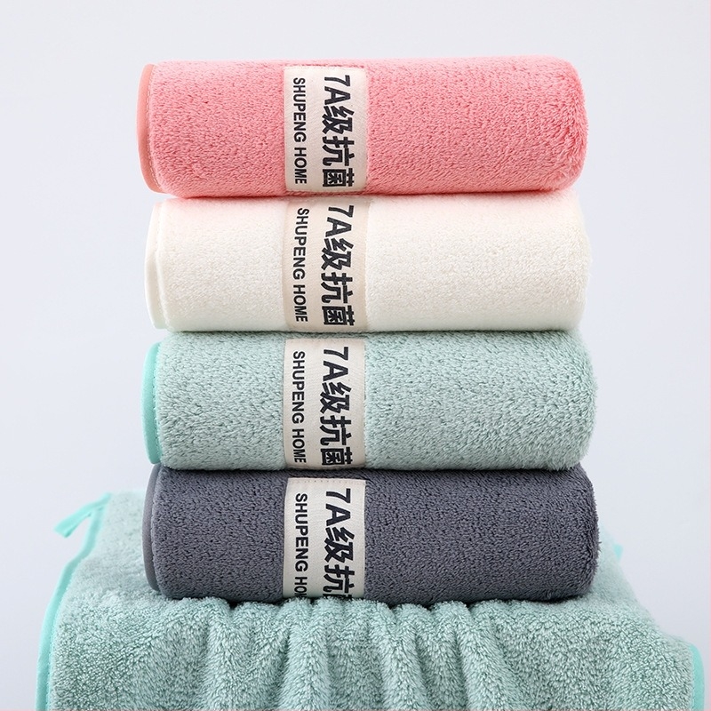 Koral fleece fürdőlepedő otthonra — vastag és nedvszívó; súly 200–300 g, 150d szál, jacquard felület hímzéssel és hajlítással