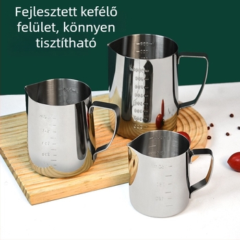 Latte art kancsó öntőcsővel és mérőskálával, rozsdamentes acélból, modern minimál stílus, prémium minőség, ideális irodába, otthonra és kávézóba