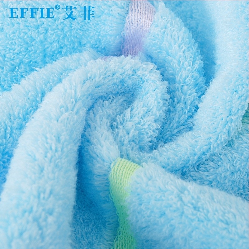 Effie törölköző 100% pamutból, Jacquard szövésű, magas és alacsony szálú, vágott felülettel, 90 g/m², nedvességfelvétel 0-5 s, logó nyomtatott