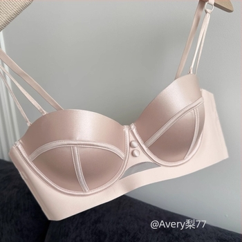 Gyöngyházfényű szatén félkosaras push-up melltartó oldalsó zárással