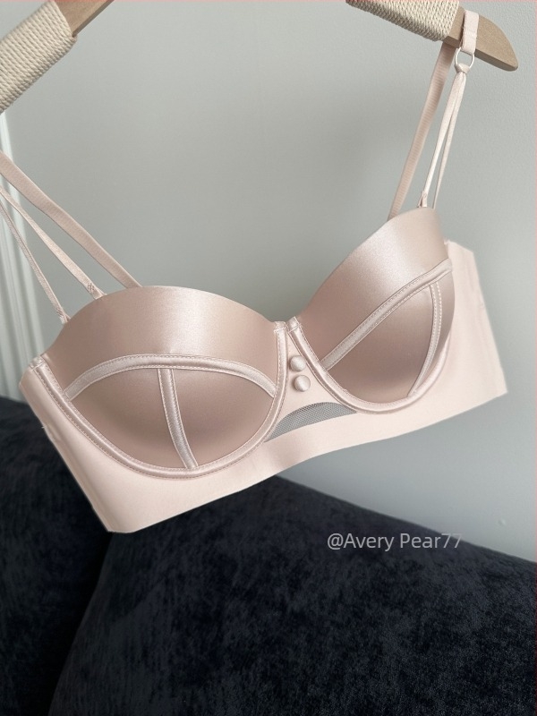 Gyöngyházfényű szatén félkosaras push-up melltartó oldalsó zárással