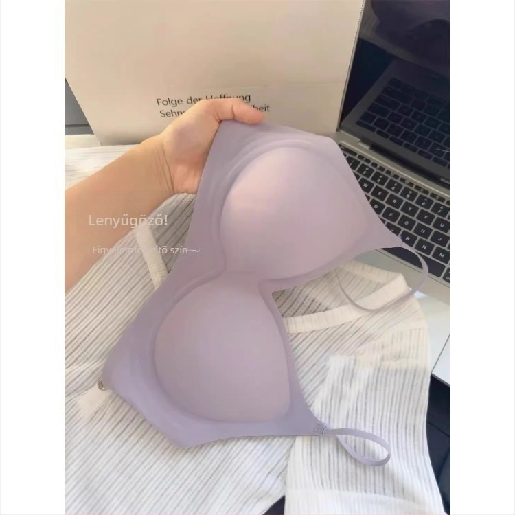 Nylonból készült seamless push-up melltartó, lélegző kényelemmel, gyűjtő hatás, rögzített dupla vállpántok, felső része vékony és alsó rész vastag, hátul három sor kapocs