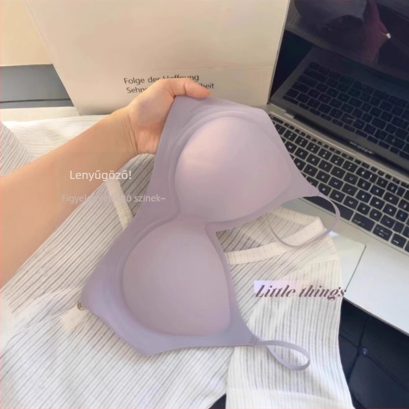 Nylonból készült seamless push-up melltartó, lélegző kényelemmel, gyűjtő hatás, rögzített dupla vállpántok, felső része vékony és alsó rész vastag, hátul három sor kapocs