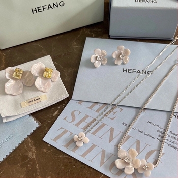 Hefang Freesia 925-ös ezüst nyaklánc virág alakú köves fülbevalókkal – készlet