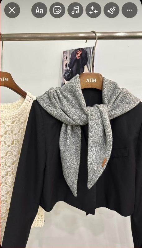 Uniszex háromszög sál, akril/ műszál, warp knitting, színösszehangolt mintázat, melegen tart, egész éves használatra