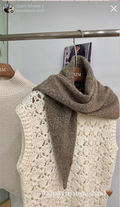 Uniszex háromszög sál, akril/ műszál, warp knitting, színösszehangolt mintázat, melegen tart, egész éves használatra