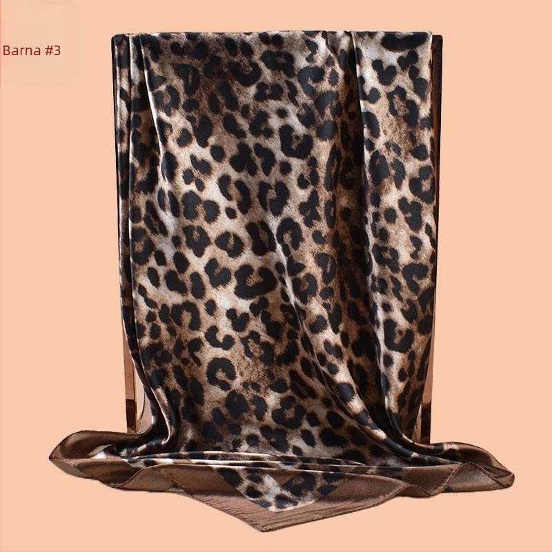 Leopard mintás sátén négyszöges kendő szegéllyel, sima szövés