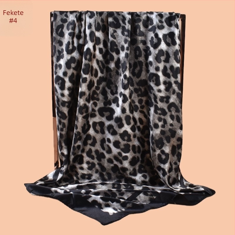 Leopard mintás sátén négyszöges kendő szegéllyel, sima szövés