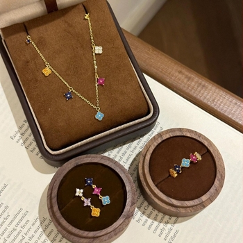 Rézből készült gyűrű, nyaklánc és fülbevaló készlet gyémántokkal, keresztes lánccal, növény-virág motívum