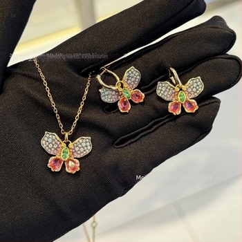 Ékszerszett: nyaklánc kulcscsonti lánccal és fülbevalóval, virágos mintázat; Anyag: rézötvözet; Pendát anyaga: réz; Feldolgozás: elektroplattázás; Minta: növények és virágok