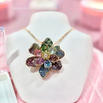 Ékszerszett: nyaklánc kulcscsonti lánccal és fülbevalóval, virágos mintázat; Anyag: rézötvözet; Pendát anyaga: réz; Feldolgozás: elektroplattázás; Minta: növények és virágok