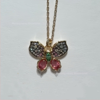 Ékszerszett: nyaklánc kulcscsonti lánccal és fülbevalóval, virágos mintázat; Anyag: rézötvözet; Pendát anyaga: réz; Feldolgozás: elektroplattázás; Minta: növények és virágok