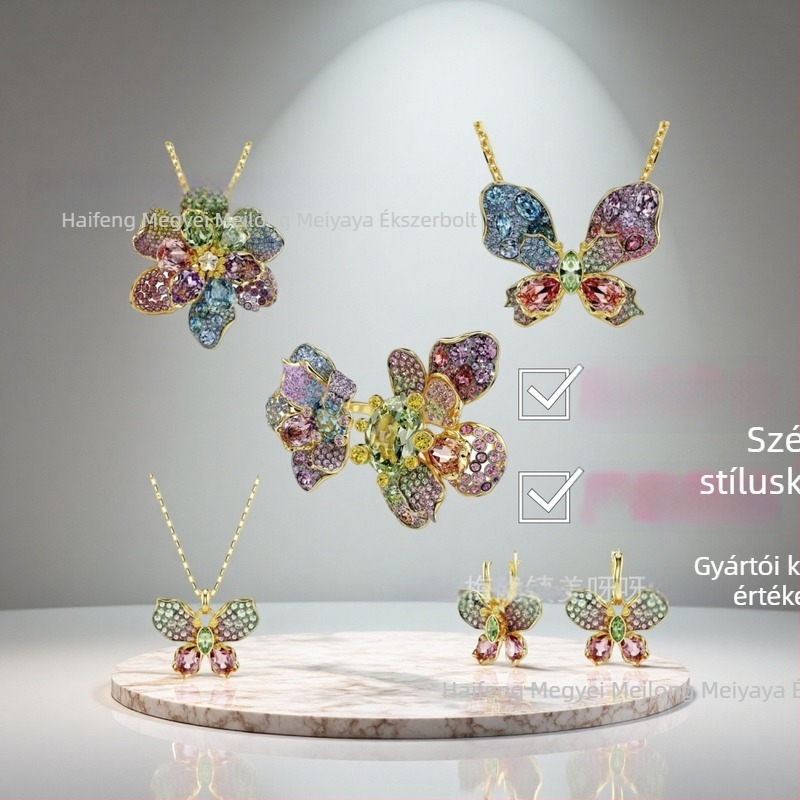 Ékszerszett: nyaklánc kulcscsonti lánccal és fülbevalóval, virágos mintázat; Anyag: rézötvözet; Pendát anyaga: réz; Feldolgozás: elektroplattázás; Minta: növények és virágok