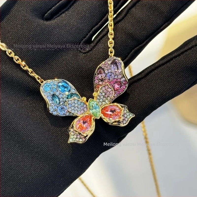 Ékszerszett: nyaklánc kulcscsonti lánccal és fülbevalóval, virágos mintázat; Anyag: rézötvözet; Pendát anyaga: réz; Feldolgozás: elektroplattázás; Minta: növények és virágok