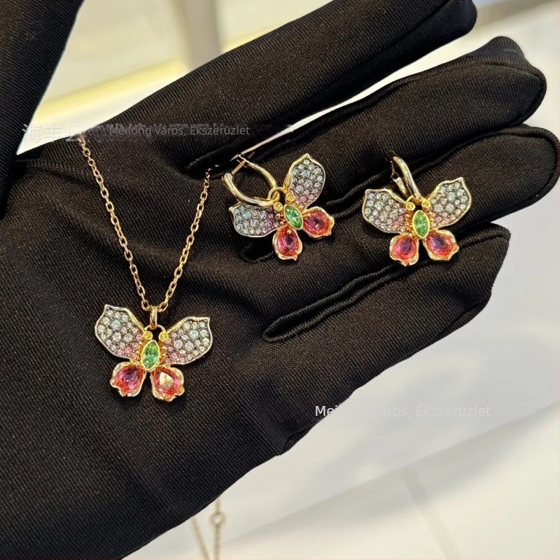 Ékszerszett: nyaklánc kulcscsonti lánccal és fülbevalóval, virágos mintázat; Anyag: rézötvözet; Pendát anyaga: réz; Feldolgozás: elektroplattázás; Minta: növények és virágok