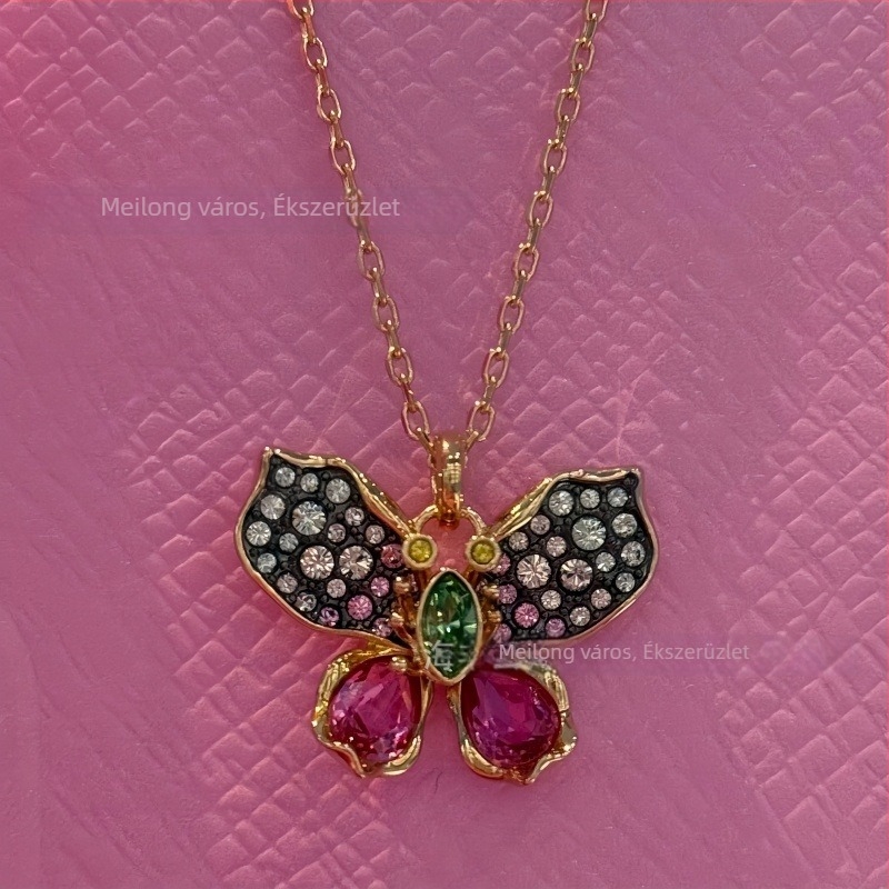 Ékszerszett: nyaklánc kulcscsonti lánccal és fülbevalóval, virágos mintázat; Anyag: rézötvözet; Pendát anyaga: réz; Feldolgozás: elektroplattázás; Minta: növények és virágok