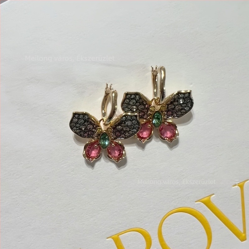 Ékszerszett: nyaklánc kulcscsonti lánccal és fülbevalóval, virágos mintázat; Anyag: rézötvözet; Pendát anyaga: réz; Feldolgozás: elektroplattázás; Minta: növények és virágok