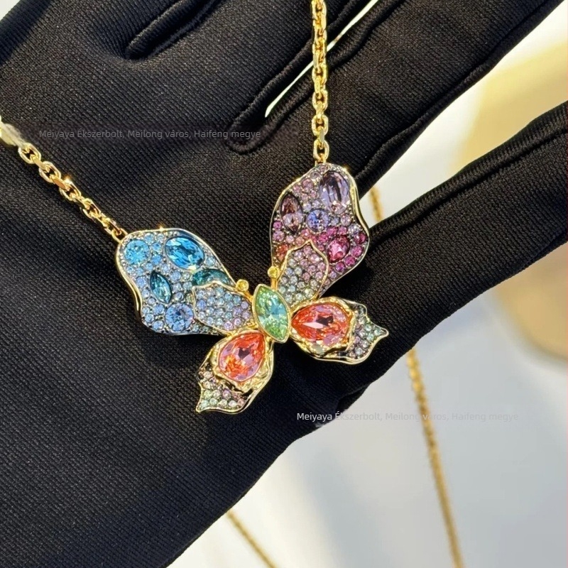 Ékszerszett: nyaklánc kulcscsonti lánccal és fülbevalóval, virágos mintázat; Anyag: rézötvözet; Pendát anyaga: réz; Feldolgozás: elektroplattázás; Minta: növények és virágok