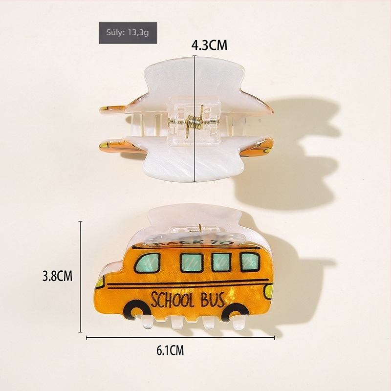 Hajcsat – Iskolai témájú karikatúra: iskolabusz, ceruza, alma és számológép – PVC és akril, kézzel készített