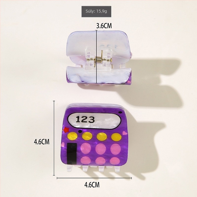 Hajcsat – Iskolai témájú karikatúra: iskolabusz, ceruza, alma és számológép – PVC és akril, kézzel készített