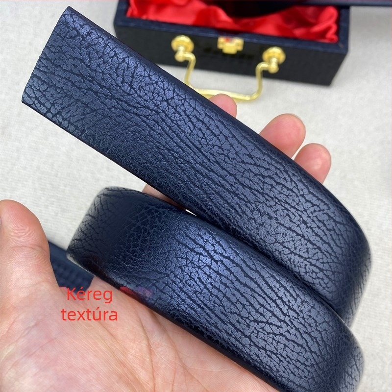 Férfi öv automata csattal, karcolásálló mikroszálas szalag felső bőrszövet mintázattal; Anyag: műbőr; Csatt anyaga: ötvözet; Záró mód: automata csatt; Szélesség: 2-4 cm