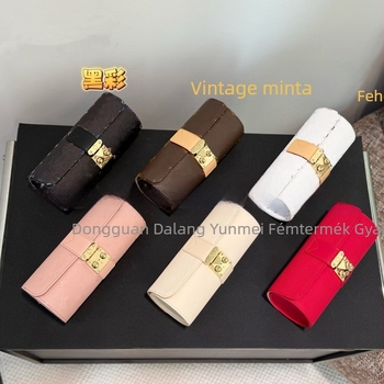 Hordó alakú óratartó és ékszertartó doboz, kopásálló bőrből, könnyű luxus, nagy kapacitás; 100 darab a dobozban; import: Nem; logó nyomtatás: Nem lehetséges; testreszabás: Nem; kiadás: Tavasz 2025