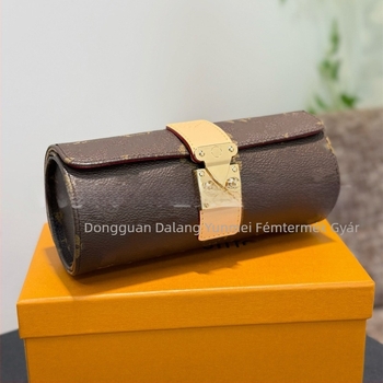 Hordó alakú óratartó és ékszertartó doboz, kopásálló bőrből, könnyű luxus, nagy kapacitás; 100 darab a dobozban; import: Nem; logó nyomtatás: Nem lehetséges; testreszabás: Nem; kiadás: Tavasz 2025