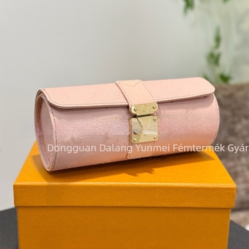 Hordó alakú óratartó és ékszertartó doboz, kopásálló bőrből, könnyű luxus, nagy kapacitás; 100 darab a dobozban; import: Nem; logó nyomtatás: Nem lehetséges; testreszabás: Nem; kiadás: Tavasz 2025