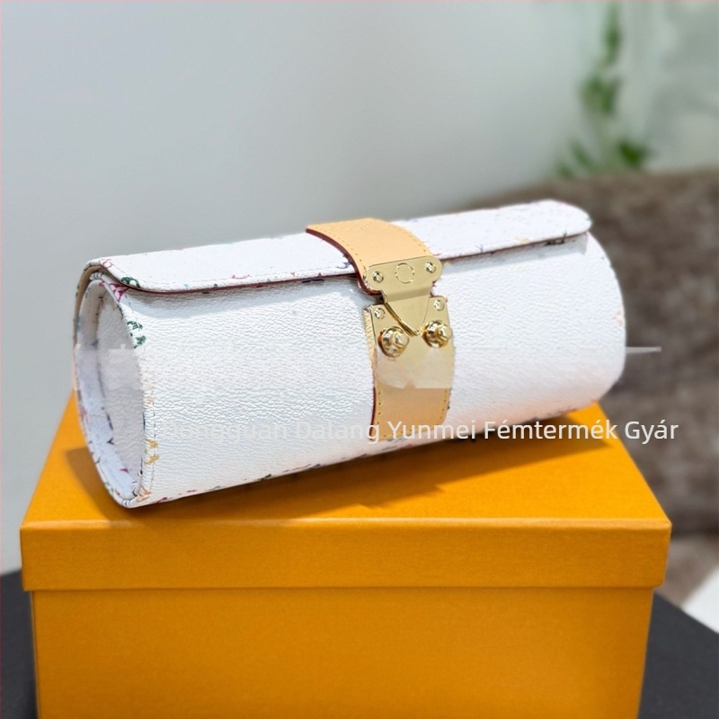 Hordó alakú óratartó és ékszertartó doboz, kopásálló bőrből, könnyű luxus, nagy kapacitás; 100 darab a dobozban; import: Nem; logó nyomtatás: Nem lehetséges; testreszabás: Nem; kiadás: Tavasz 2025