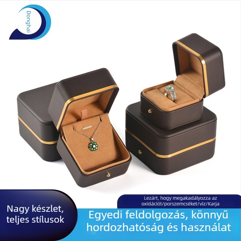 Ékszeres doboz gyűrűhöz és medálhoz – kerek sarkú doboz, arany élekkel és arany csattal, kompozit anyagú csomagoló doboz, DH
