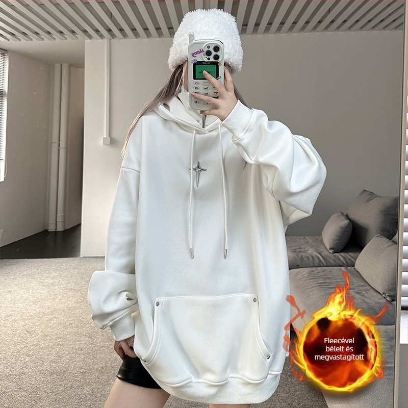 Hímzett kapucnis pulóver, oversized szabás, magas gallér, patch zsebek, poliészter