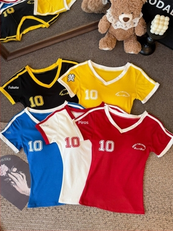 Amerikai stílusú női V-nyakú jersey felső, vállakon kontrasztos szín, rövid ujjú, karcsú szabás, beépített melltartó betéttel