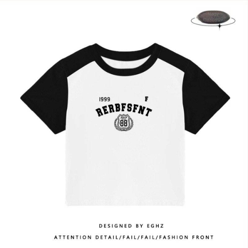 Slim-fit viszkóz kötött Póló raglán ujjakkal, kerek nyakú, szöveges mintázattal.