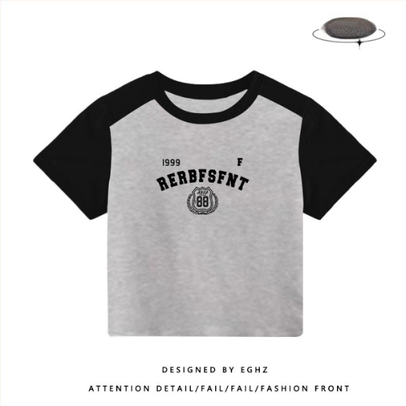 Slim-fit viszkóz kötött Póló raglán ujjakkal, kerek nyakú, szöveges mintázattal.