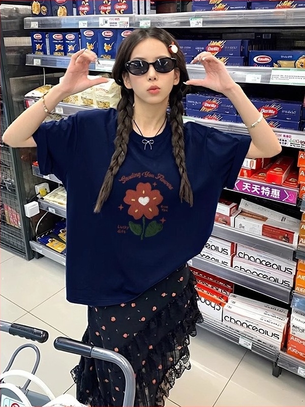 Retro fekete női rövid ujjú T-shirt virágmintával, 100% pamut, elegáns nyári top