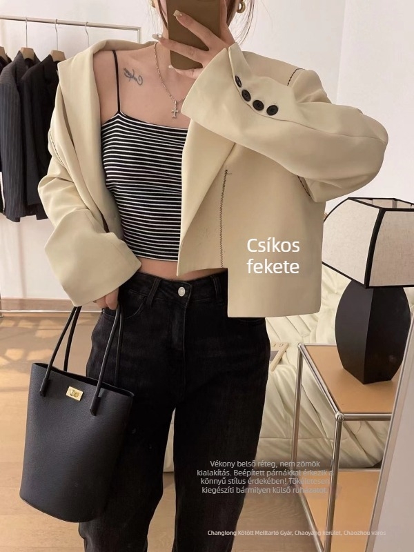 Pamut camisole vékony pántokkal és beépített párnákkal, V-nyakú, elegáns hát, tavasz–nyár
