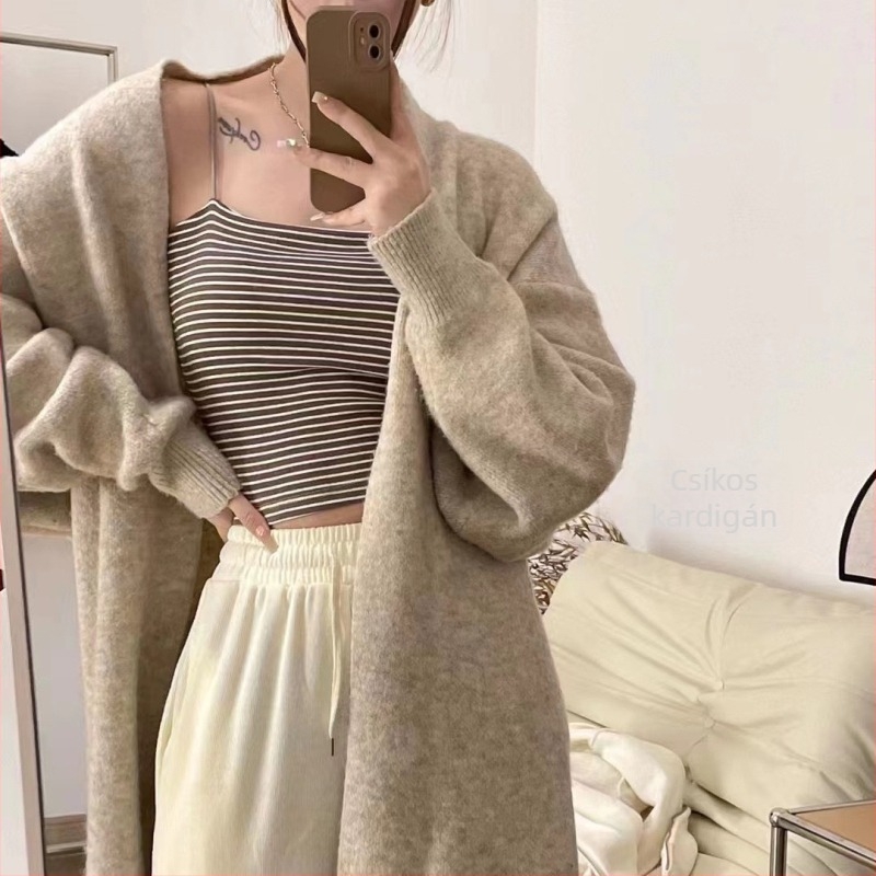 Pamut camisole vékony pántokkal és beépített párnákkal, V-nyakú, elegáns hát, tavasz–nyár