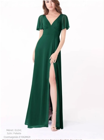 Sifonból készült koszorúslány ruha mély V-nyakkal, rövid fodros ujjakkal, hátul nyitott pánttal, hosszú A-vonalú sziluett, széles hasítékkal.