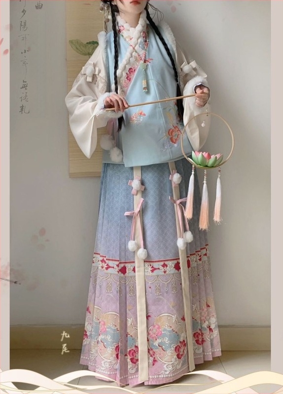 Hanfu téli készlet: fleece-béléses keresztezett galléros kabát, hímzett és nyomtatott mintás szoknyával; poliészter; fő anyag 80–90%; másodlagos <30%; nyomtatás