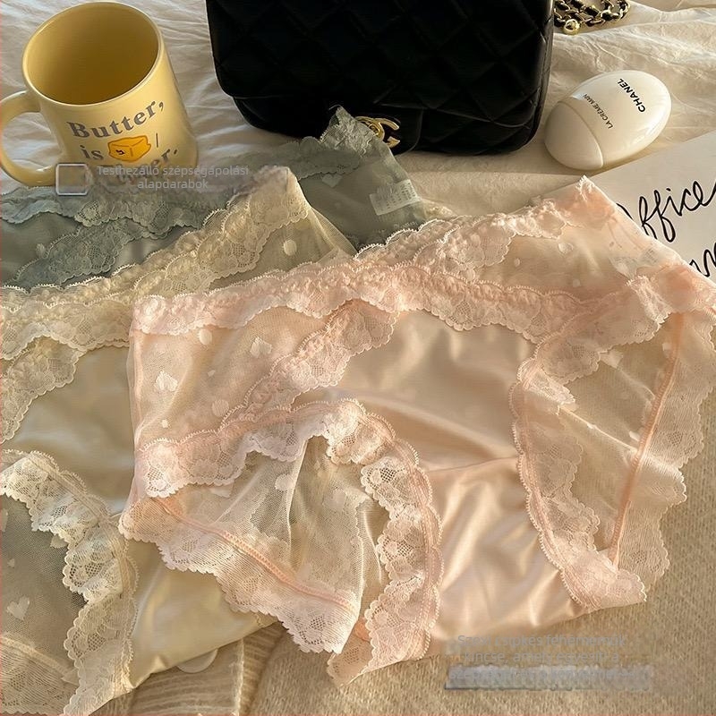 Női csipkés bikini alsó pamut belsőréssel a szeméremtájékon; lélegző, antibakteriális; nylon keverék.