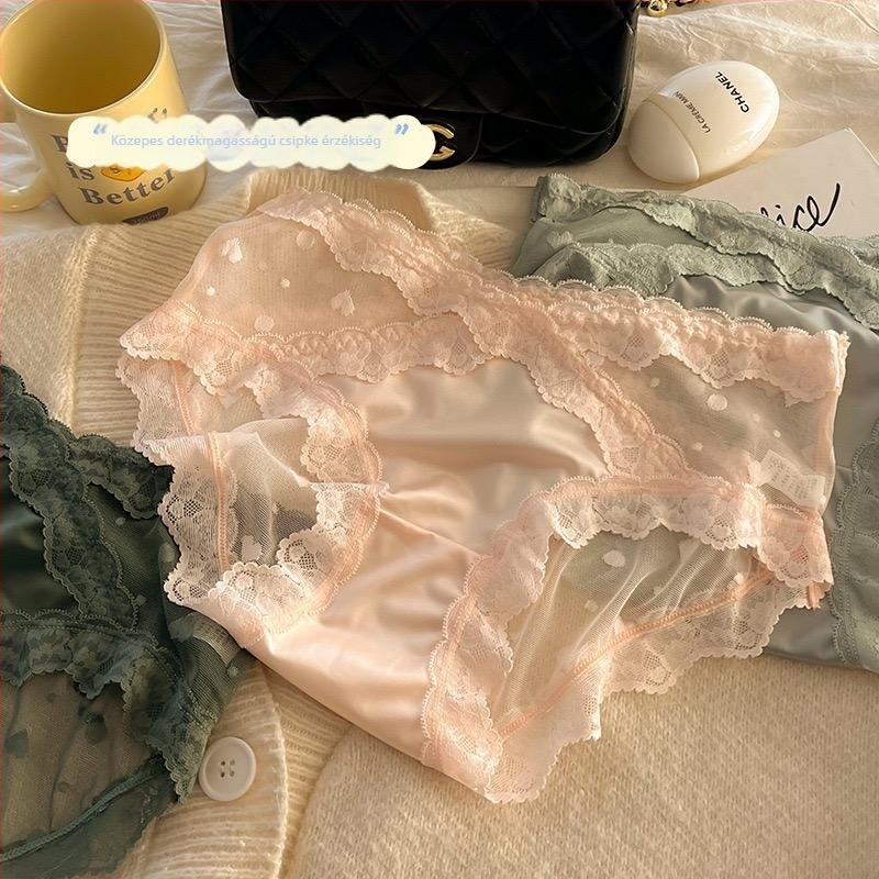 Női csipkés bikini alsó pamut belsőréssel a szeméremtájékon; lélegző, antibakteriális; nylon keverék.