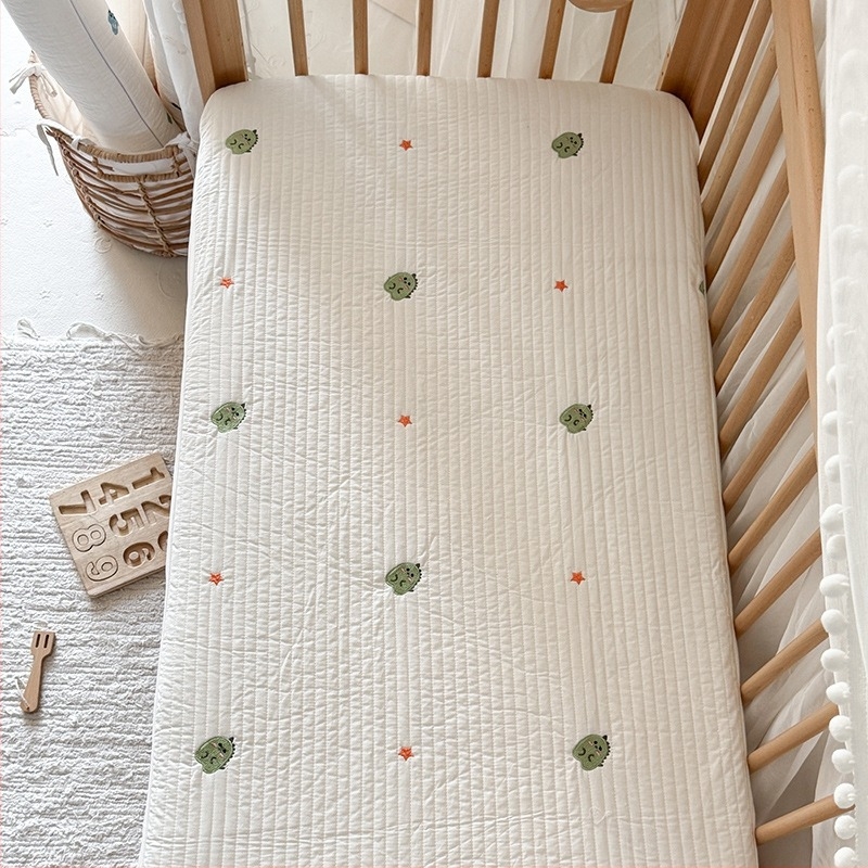 A osztályú 100% pamut mosott pamutból készült, rögzített lepedő babáknak egy darab patchwork matracvédő quiltel karikatúra mintával, 60 cm
