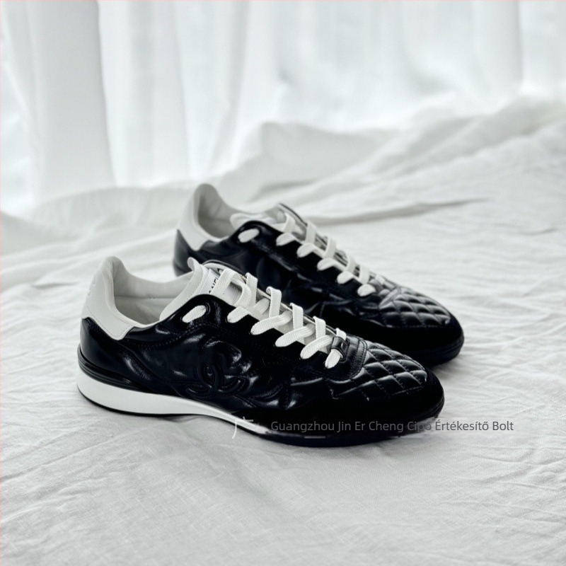 Női bőr sneaker, rombos mintás steppeléssel, lace-up zárás, vastag talp, légáteresztő
