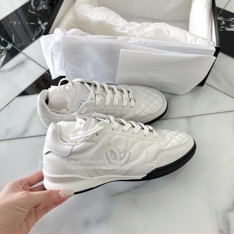 Női bőr sneaker, rombos mintás steppeléssel, lace-up zárás, vastag talp, légáteresztő