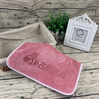 Mikroszálas sporttörölköző, 400 g, nedvességfelvétel 11–15 s, logó nyomtatás lehetséges, szegélyezett kivitel